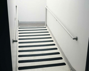 Противоскользящая лента 3M Safety-Walk 620 универсальная прозрачная 25мм